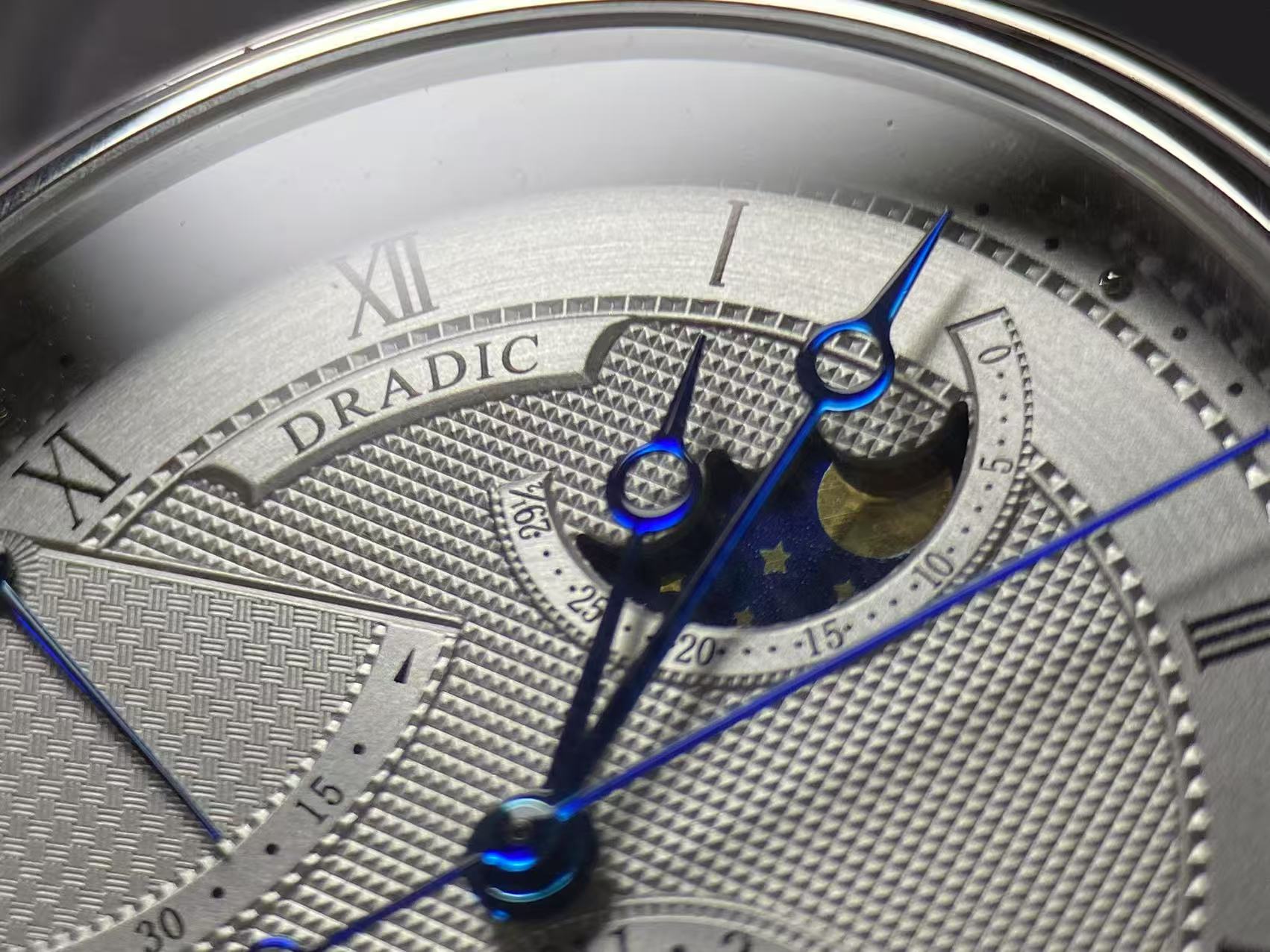 Luxury Moon Phase Power Reserv - Guilloché Dial Watch 评论和价格